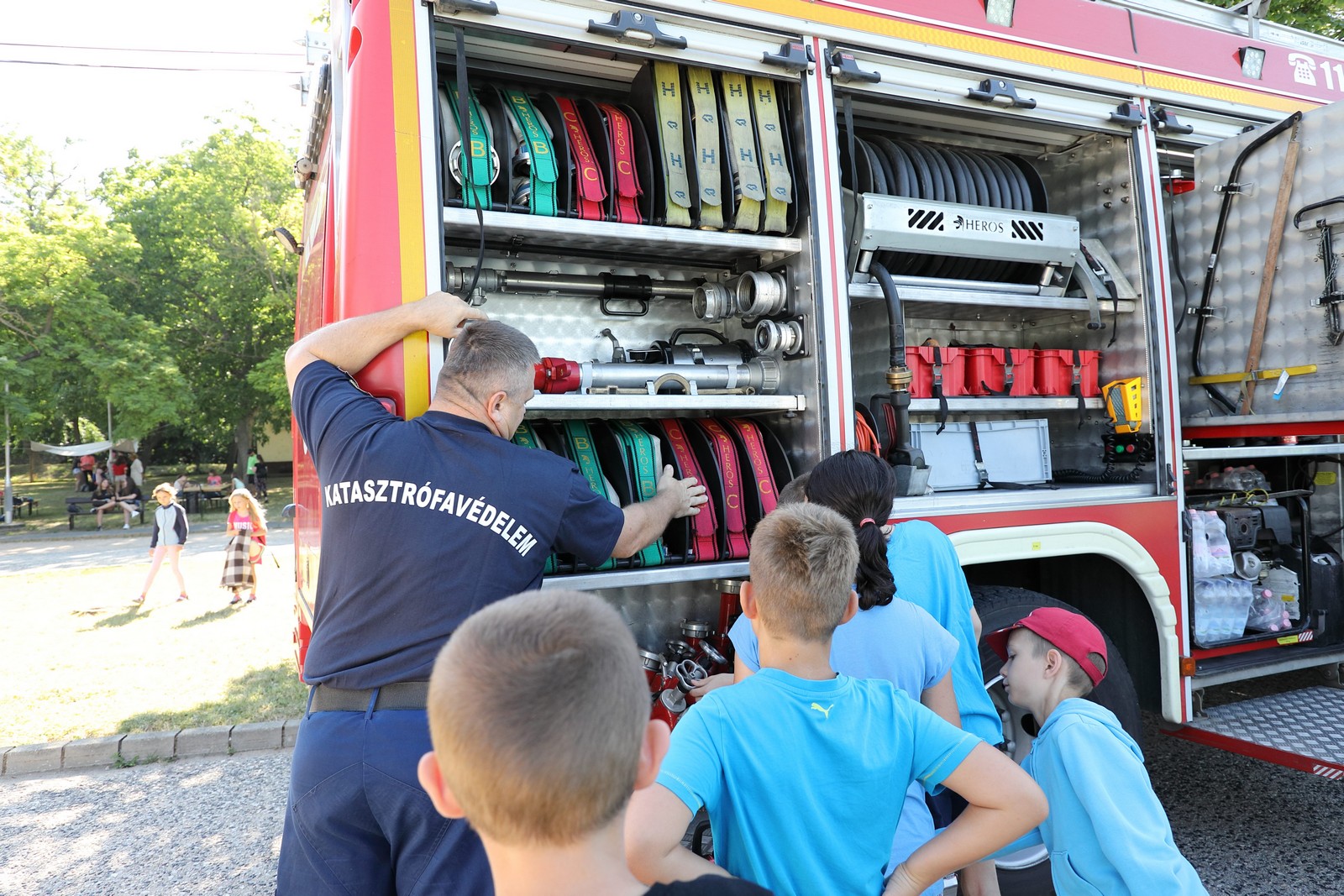 Tűzoltó bemutató és dartsfoci a Napraforgó táborban